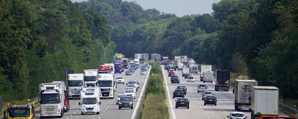 Transportkostnader ökar i Europa och blir en påtaglig belastning för miljoner européer. ETS2 har blivit en av EU:s mest omstridda klimatfrågor. Medlemsländerna är oense om prisregler, tidsplan och risken för högre energikostnader. Foto: Creative Commons Lic. Kredit: JHenning