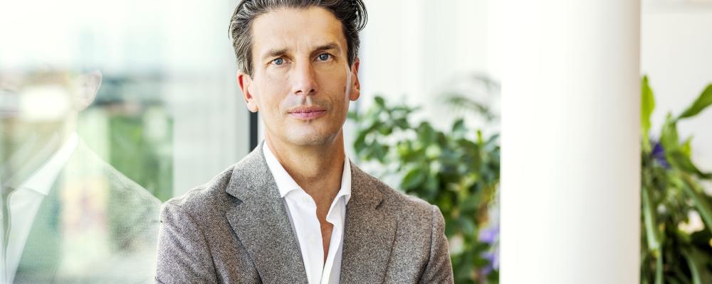 "Elmarknadsutredningen bekräftar flera av de värden E.ON länge har drivit – bland annat vikten av marknadsprinciper, elnätens avgörande roll i omställningen och behovet av tydlig ansvarsfördelning. Men det är avgörande att vi samtidigt hittar lösningar på södra Sveriges akuta effektutmaning," säger Joakim Cejie, chef Public Affairs på E.ON.
Foto: Christian Andersson, Apelöga