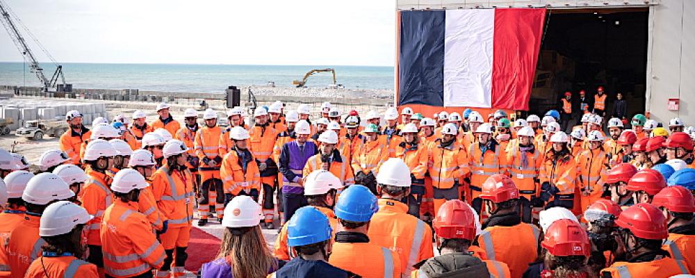 President Macron talar till arbetare vid kärnkraftsverket i Penly. (Bild: Élysée)