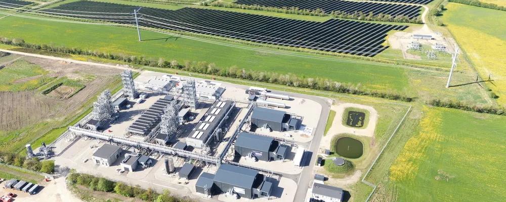 En flygbild över det färdigställda Kassø e-metanolprojektet och dess solpark. En utbyggnad av projektet valdes ut som en av sex vinnare i Danmarks PTX-upphandling 2023. Foto: European Energy