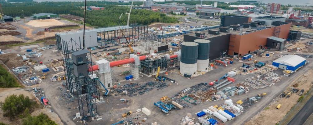 Kelibers fabrik. Litiumfyndigheterna i Karleby, Mellersta Österbotten, hör till de mest betydande i Europa. Keliber har inom ett område på över 500 kvadratkilometer flera väl undersökta förekomster. Området har också utmärkta möjligheter att utöka malmtillgångarna samt att hitta nya fyndigheter. Foto: Keliber