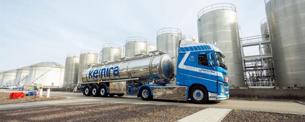 Kemiras tankbil vid företages produktionsanläggning. Foto: Kemira.