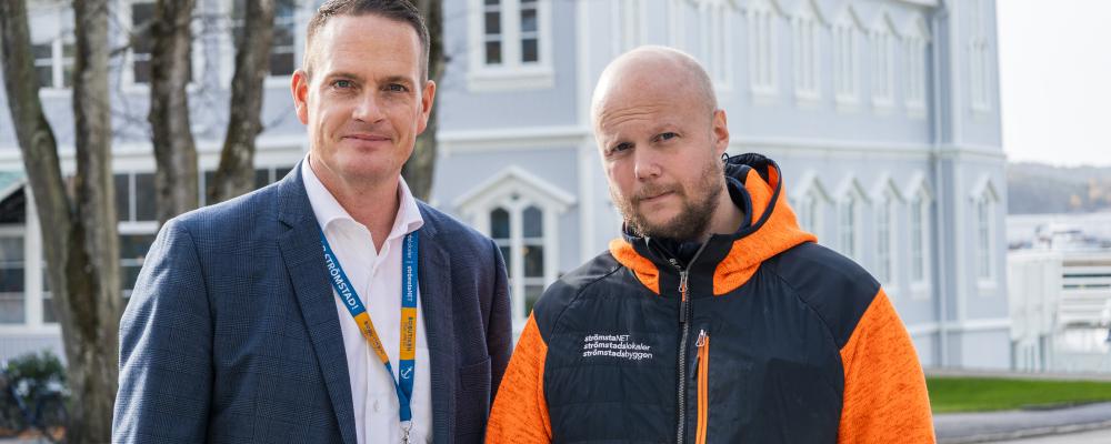 Vd:n Tobias Kristiansson (t v) och energistrategen Pär Johansson på Strömstadsbyggen ser nyttan med spillvärmen från datacentret. Bild: Henrik Lysén, Strömstadsbyggen.