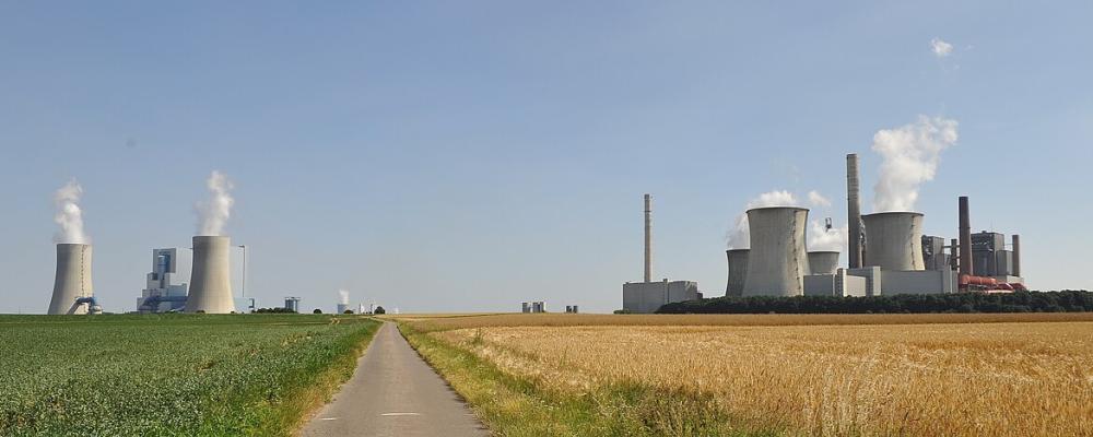 Översiktsvy över kraftverket Neurath, block F–G (till vänster) och block A–E (till höger), vy bakifrån från nordväst. Kraftverket Neurath ligger i södra delen av Grevenbroich och gränsar till kommunen Rommerskirchen och staden Bedburg i Tyskland. Driftansvarig är RWE i Grevenbroich-Neurath (Rhein-Kreis Neuss). Fram till den 31 mars 2024 var det, sett till installerad elektrisk bruttokapacitet på 4 300 megawatt, det största kraftverket i Tyskland och det näst största brunkolkraftverket i Europa efter Bełchatów i Polen. Nu är det, efter Boxberg och Niederaußem, det tredje kraftverket i Tyskland med högst kapacitet. Foto: Wikipedia Common Lic. Kredit: TelepermM