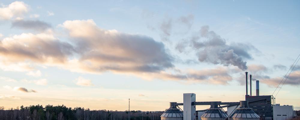Växjö Energi satsar på att skapa minusutsläpp med hjälp av bio-CCS och totalt beräknar de kunna fånga in, transportera och permanent lagra upp till 200 000 ton biogen koldioxid om året från Sandviksverket. Foto: Jonas Ljungdahl