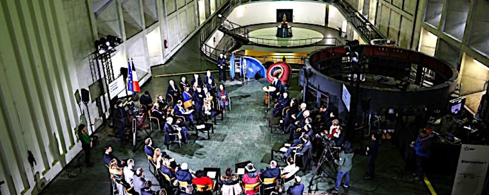 Premiärminister Sébastien Lecornu tillkännager publiceringen av PPE3 vid EDF:s vattenkraftverk i Vouglans (Bild: @sebastienlecornu27)