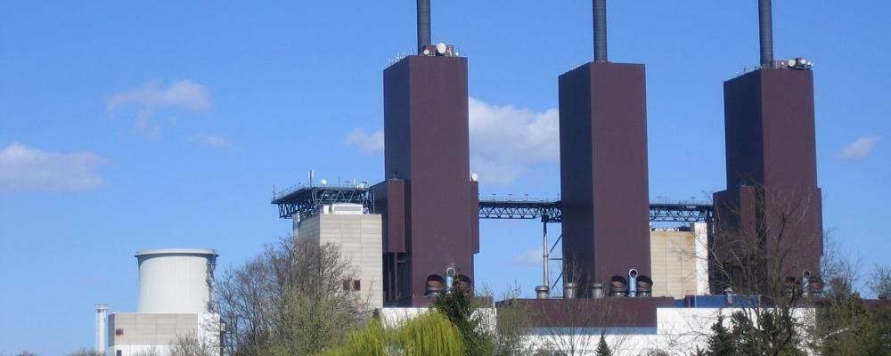 Typiska gasturbinpannor med skorsten och rökgasavsvavling vid kraftverket Berlin-Lichterfelde. Foto: Wikipedia Commons, kredit: Membeth