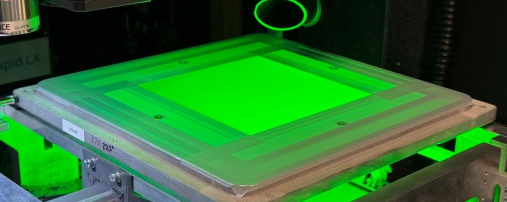 Närbild av ett laserbearbetat finmaskigt silnät för solcellstillverkning, strukturerat med mikrometerprecision. Källa: Fraunhofer ISE / Projekt »Laser2Screen« / Foto: Andreas Lorenz