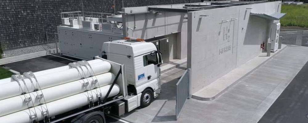 Leverans av vätgascylindrar till en privat vätgastankstation som drivs av dagligvarukedjan MPREIS i Österrike. Foto: MPREIS/YouTube.