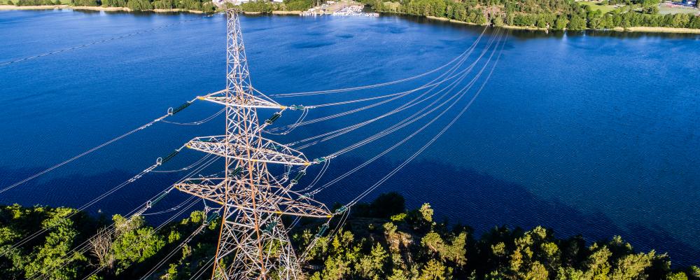 Ända sedan elpriserna chockhöjdes hösten 2021 har de legat kvar på en historisk hög nivå, men inom de närmaste åren förväntas elpriserna sjunka i södra Sverige tack vare nya tekniska installationer i Nedre Norrland.
Foto: Tomas Ärlemo/Svenska kraftnät