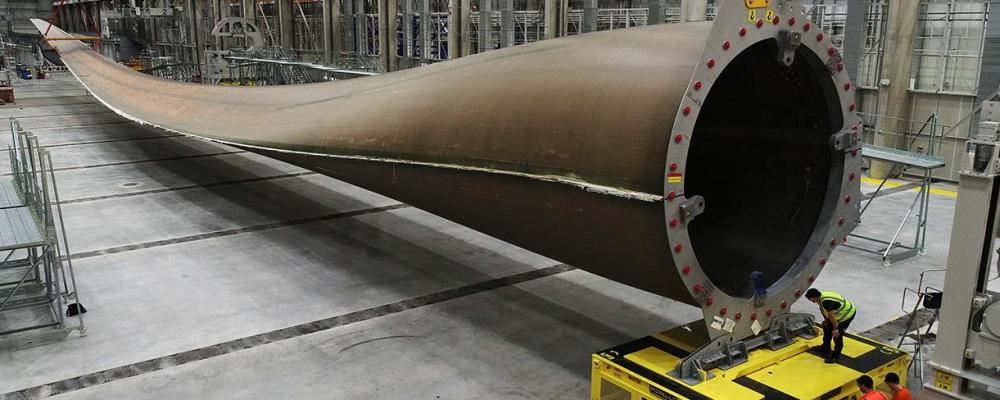 Situationen förvärras av flera tekniska missöden kopplade till LM Wind Powers produkter. Under 2023 rapporterades upprepade problem med bolagets rotorblad – bland annat vid det brittiska havsbaserade vindkraftsprojektet Dogger Bank, ett av världens största i sitt slag. Projektet har nyligen drabbats av nya förseningar, delvis på grund av de tekniska utmaningarna med turbinkomponenterna. Foto: LM Vind Powers.