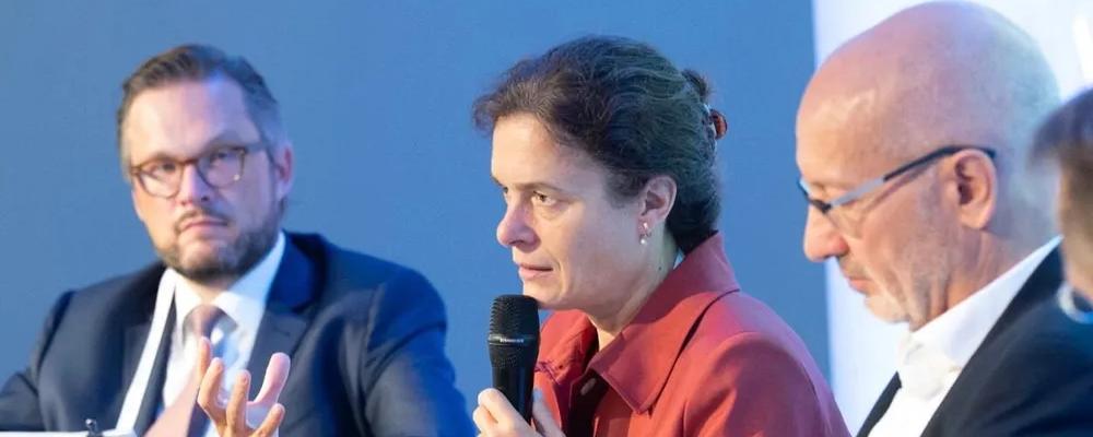 "Regeringar kan inte förvänta sig att industrin tar hela risken för vätgasprojekt – och vice versa". Talare vid den senaste, Investing in Hydrogen-konferensen, i London betonade den stora mängd risk som varje part i ett grönt vätgasprojekt förväntas hantera. Charlotte Roule, vd för Storengy och vice ordförande för vätgas vid Engie (andra från vänster), talar under Investing in Hydrogen 2025-konferensen. Foto: Leaders Associates