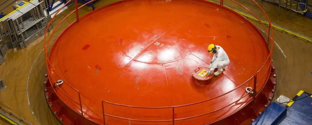 Säkerheten vid ett kärnkraftverk bygger på noggrant utvalda projekteringsgrunder, avancerad planering, förstklassiga komponenter samt kompetent drift- och underhållspersonal. Interiör i Lovisas kärnkraftverk i södra Finland. Foto: Fortum