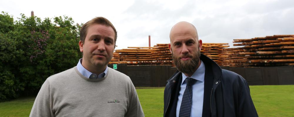 Ministerbesök hos Rundvirke Poles. Pressbild: Rundvirkes Poles