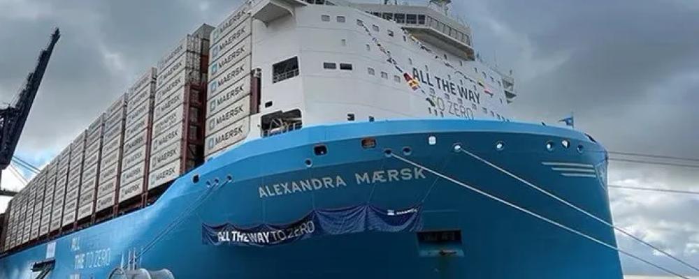 Containrar lastas på rederiet Maersks metanoldrivna fartyg Alexandra Maersk. Foto: Maersk.