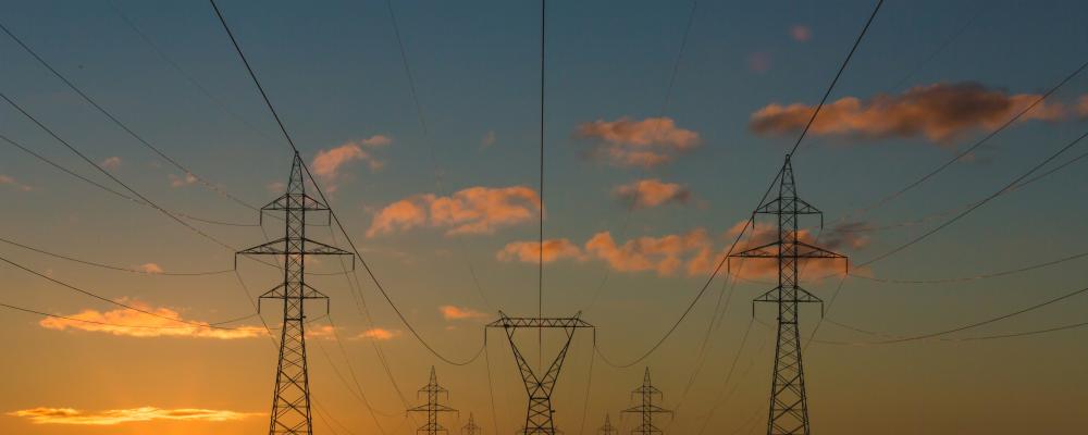 Stabil försörjning av el, gas och drivmedel. Foto: Matthew Henry / Unsplash
