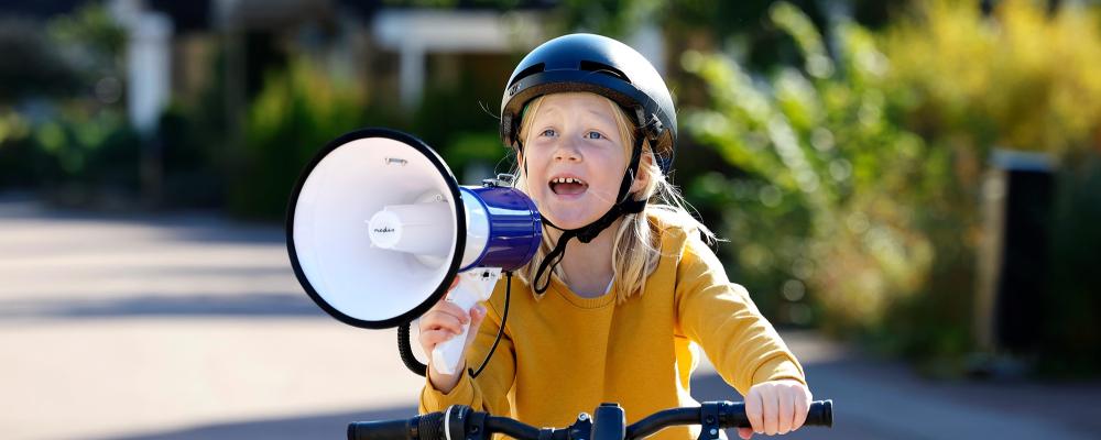 Barn som skriker i megafon. Pressbild: Norrenergi