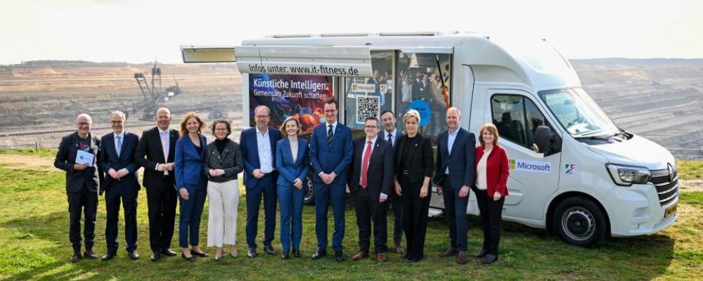 Microsofts team besöker området kring Düsseldorf. Investeringar ska göra Rhenlandet till ett nytt centrum för datacenter, molntjänster och AI-infrastruktur i Tyskland. Samtidigt meddelade Microsoft att bolaget har tecknat ett avtal om att förvärva mark i Grevenbroich. Etableringen kan dock inledas först när nödvändiga tillstånd och bygglov har beviljats. Foto: Microsoft.