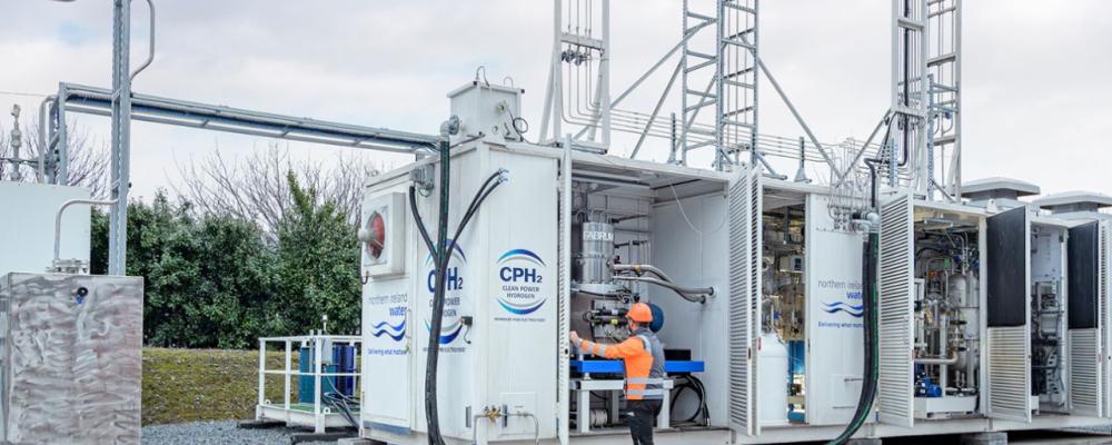 CPH2:s teknik skiljer sig från konventionella elektrolysörer genom att den saknar membran mellan vätgas- och syrgassidan. Traditionella elektrolysörer använder membran för att förhindra att de båda gaserna blandas, eftersom en vätgas-syreblandning är mycket lättantändlig. Efter haveriet har CPH2 valt att pausa utvecklingen av sin pilotanläggning och i stället fokusera på att skapa intäkter från bolagets patentportfölj och andra immateriella rättigheter. Foto: CPH2
