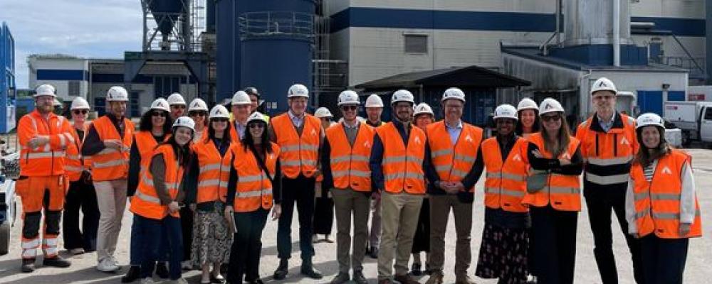 New York-delegationen tillsammans med representanter från Adven och Energimyndigheten framför Advens kraftvärmeverk i Nynäshamn – en av de sista större svenska städerna att införa fjärrvärme. Foto: Energimyndigheten
