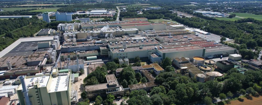 UPM Nordlands fabrik i Dörpen i delstaten Niedersachsen är Europas största pappersfabrik. Det mycket effektiva kraftvärmeverket på åttiofyra megawatt, som drivs med naturgas, är även konstruerat för att kunna drivas med vätgas – ett bränsle som bedöms få en viktig roll i Tysklands långsiktiga omställning till renare energi. Foto: UPM