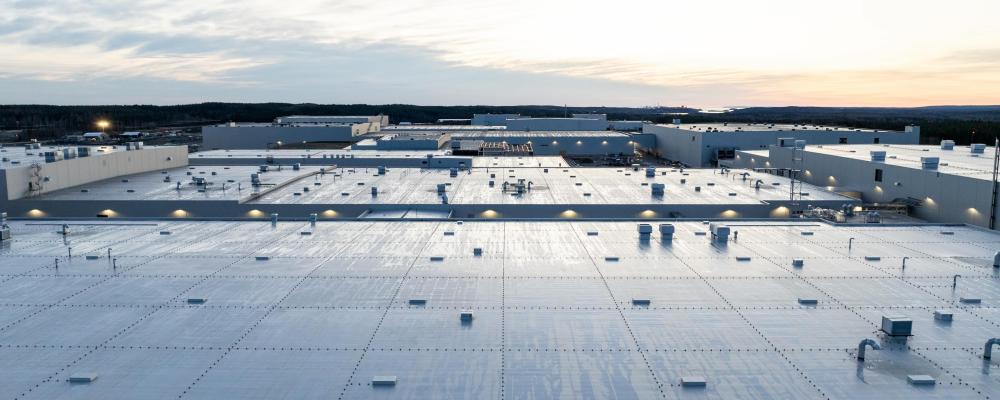Northvolts anläggning. Lyten, en global ledare inom litium-svavelbatterier, meddelade nyligen att företaget har ingått ett bindande avtal om att förvärva Northvolts återstående tillgångar i Sverige och Tyskland. Förvärvet omfattar Northvolt Ett och Ett Expansion i Skellefteå, Northvolt Labs i Västerås samt Northvolt Drei i Heide, Tyskland. Dessutom tar Lyten över alla återstående immateriella rättigheter från Northvolt. Foto: Northvolt