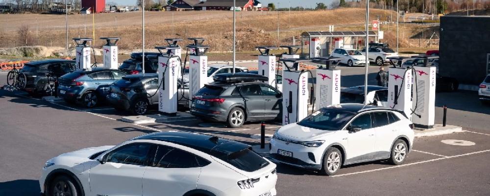 Elbilar laddas vid en laddstation i Sandvika utanför Oslo.  Foto: mobilityportal.eu