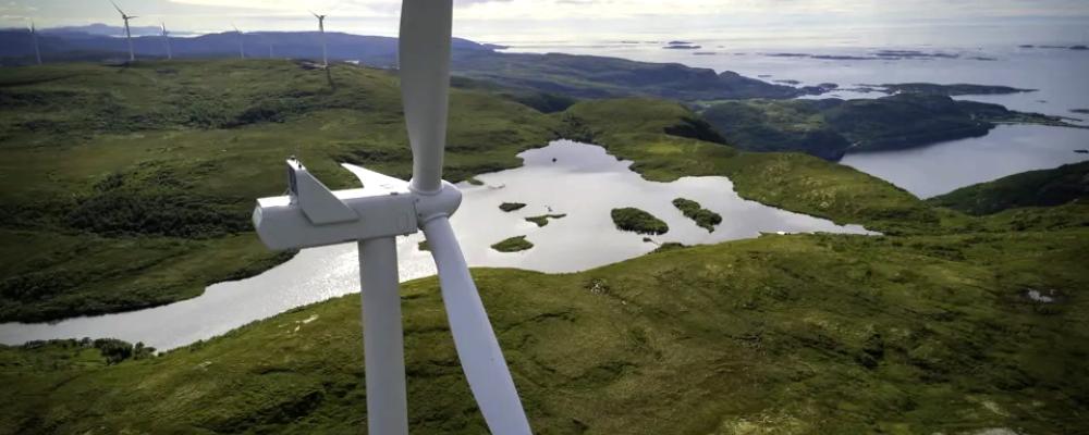Vindkraftsanläggningen Fosen Vind är Norges största landbaserade vindkraftsprojekt, men olja och gas dominerar fortsatt energisystemet. Foto: Fosen Vind