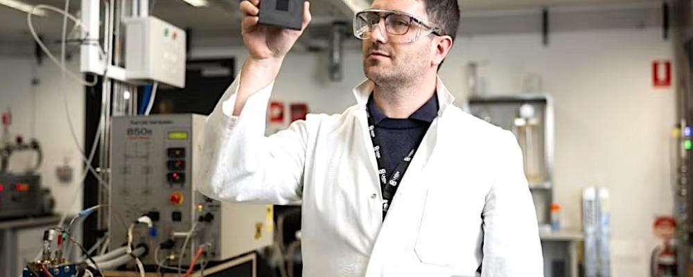 De nya bränslecellerna genererar elektricitet genom att kombinera vätgas med syre, där vatten bildas som biprodukt. Dr Quentin Meyer, som är senior forskare vid University of New South Wales i Sydney, Australien. Han är också ordförande för bränslecellsdivisionen inom International Association for Hydrogen Energy.
Foto: UNSW