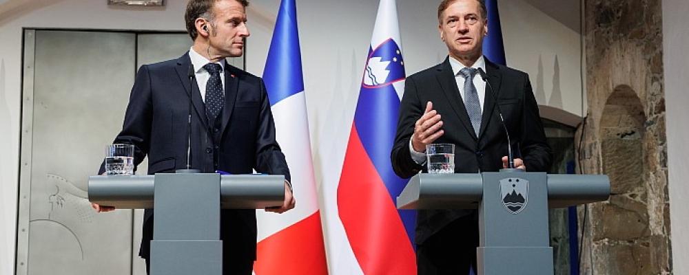 Frankrikes president Emmanuel Macron och Sloveniens premiärminister Robert Golob under undertecknandet av deklarationen om kärnkrafts­samarbete. Foto: Gov.si/Nebojša Tejic)
