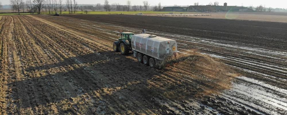 Nyligen skickade sex europeiska branschorganisationer – däribland Hydrogen Europe, Renewable Hydrogen Coalition och Hydrogen Council – ett öppet brev till EU-kommissionen. Kommissionen beslutade trots brevet att inte pausa unionens nya klimatrelaterade importavgift för gödselmedel, trots stark press. Symbolbild om gödselspridning på åker. Foto: Creative commons Lic, kredit: Paskvi