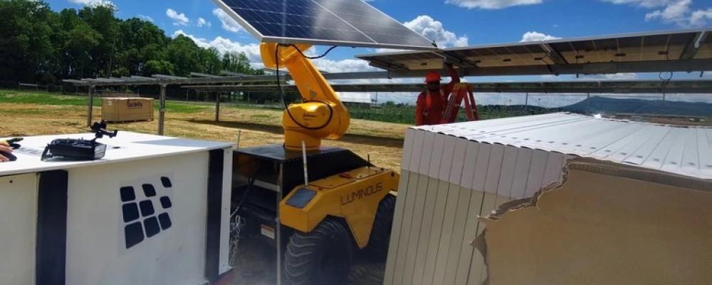 Robotar monterade över 500 000 solpaneler vid Engies nya Goorambat East Solar Farm i Victoria. Foto: Luminous