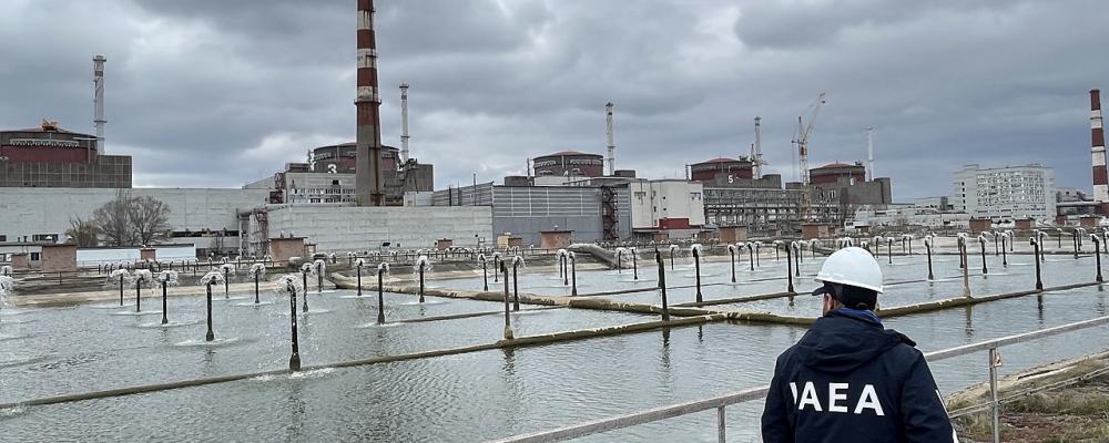 I sällskap med ukrainska tjänstemän besökte IAEA:s generaldirektör Rafael Mariano Grossi tillsammans med sin ledningsgrupp och expertteamet från IAEA kärnkraftverket i Zaporizjzja och dess närområde under sitt andra officiella besök i Ukraina den 29 mars 2023.
Foto: Fredrik Dahl / IAEA   IAEA Imagebank – Rafael Mariano Grossi besöker kärnkraftverket i Zaporizjzja (02011536)