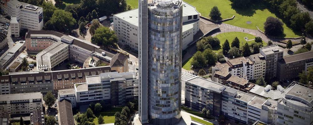 RWE:s höghuskontor i staden Essen. Foto Architekturbüro Ingenhoven Overdiek Kahlen & Partner