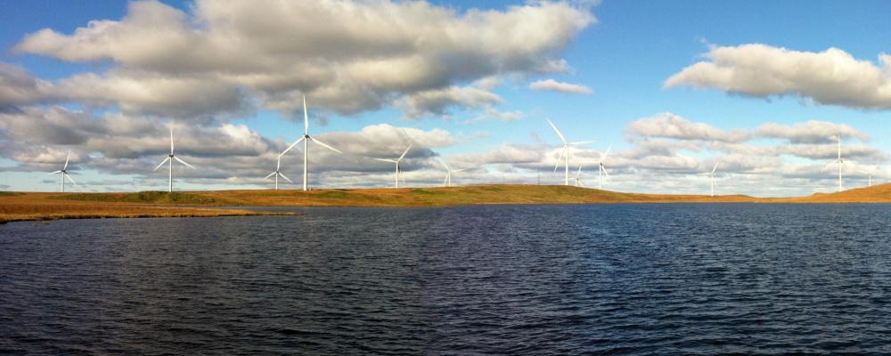 Panoramavy över skotska vindkraftsparken Whitelee med Lochgoin-reservoaren i förgrunden. Foto: Wikipedia Common. Kredit: Bjmullan