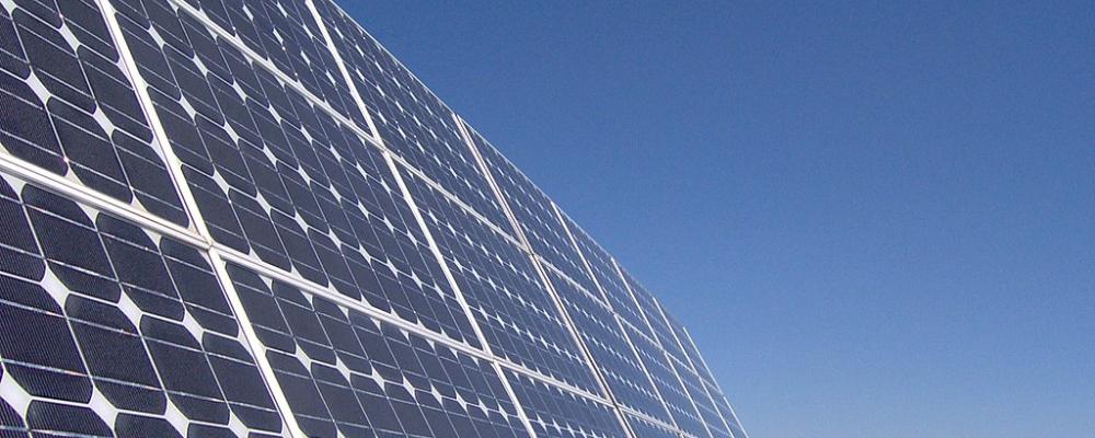 Solenergi från ovan. Den europeiska och tyska solenergi-industrin pressas av billig import från Kina – och flera tillverkare går mot konkurs. Foto: Wikipedia Common, kredit, Flickr, fotograf: Fernando Tomás