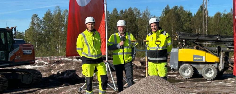 Nu har första spadtaget tagits för E.ONs nya flaggskeppsprojekt inom hållbarhet och innovation i elsystemet. Stationsbyggnaden uppförs i trä för minskat koldioxidavtryck och längre livslängd. All teknik är fri från isoleringsgasen SF6 – 23 500 gånger mer klimatpåverkande än koldioxid – och projektet använder klimatförbättrad betong, koldioxidreducerat stål, regenererad olja och återbrukade komponenter. Spaden hölls av Mats Tullgren, regionnätschef E.ON, Anders Johansson, kommunstyrelsens ordförande i Mönsterås och Jan Hintze, vd Omexom. Foto: Jakob Skarphagen, E.ON
