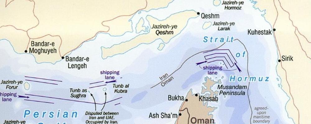 Hormuzsundet är cirka 90 nautiska mil (167 kilometer) långt, med en bredd som varierar mellan ungefär 52 nautiska mil (96 kilometer) och 21 nautiska mil (39 kilometer) och fungerar som en smal flaskhals mellan Persiska viken och Omanbukten. Genom denna passage transporteras nästan en tredjedel av världens sjöburna olja och ungefär en femtedel av den globala handeln med flytande naturgas.Wikipedia Common Lic. Kredit: U.S. Government