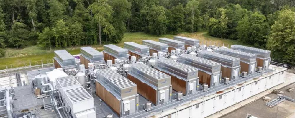 Kylanläggningar på taket till det modulära datacentret där JUPITER är placerad. Bild: Forschungszentrum Jülich / Sascha Kreklau