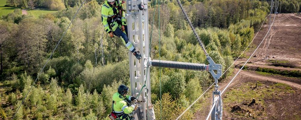 Arbetare på elledning. Pressbild: Svenska kraftnät