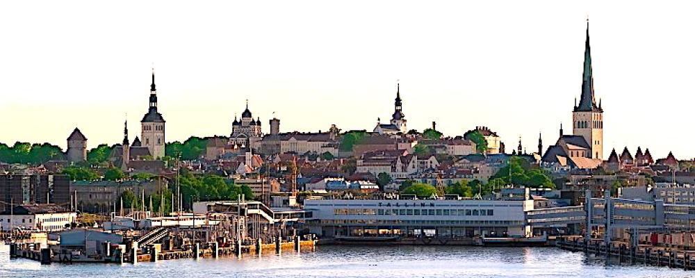 Tallinn, Estlands huvudstad. Arbetet med att hitta en plats för ett nytt kärnkraftverk pågår nu i flera regioner längs Finska vikens kust. Foto: Angelo Giordano/Pixabay