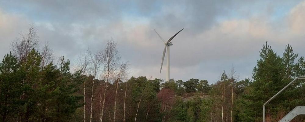 Ett av de vindkraftverk i Mungseröd som nu monterats ned för återvinning Foto: Tekniska verken