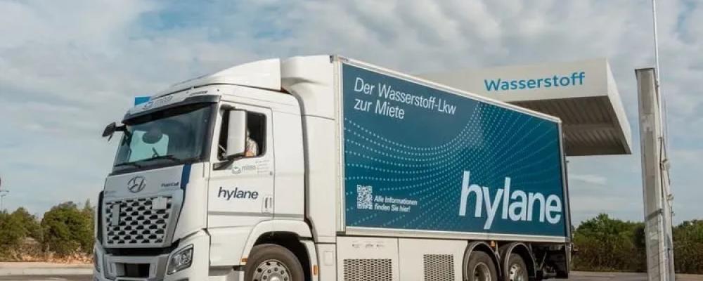 En Hylane-märkt vätgasdriven lastbil vid en vätgastankstation. Foto: Hylane