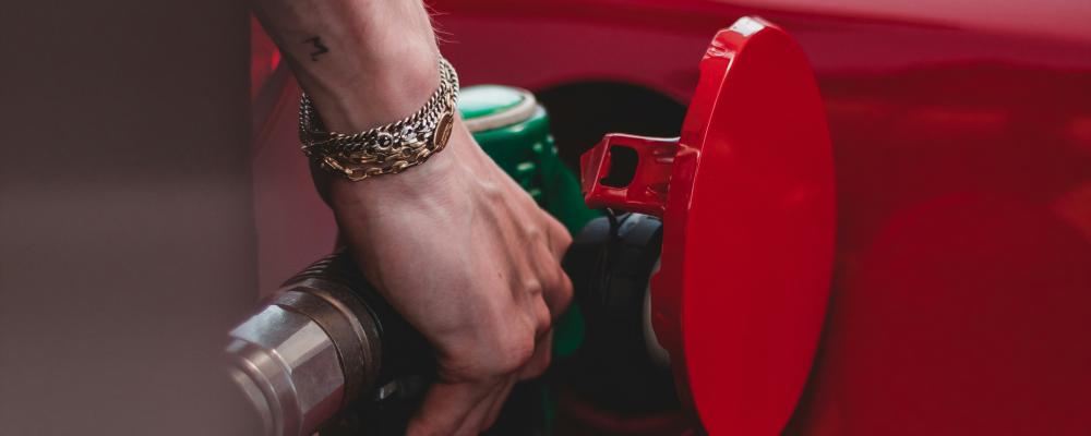 Man som tankar bil. Foto: Wassim Chouak / Unsplash