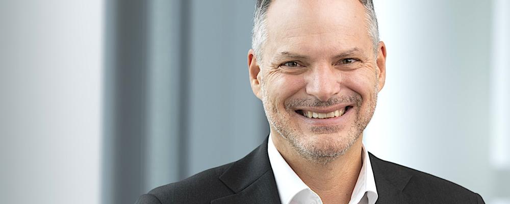 Thyssenkrupp Nuceras VD Werner Ponikwar menar att det är en missuppfattning att två olika typer av elektrolysörer nödvändigtvis innebär dubbla uppsättningar av kringutrustning, vilket annars kan driva upp kostnaderna. Foto: Thyssenkrupp Nucera