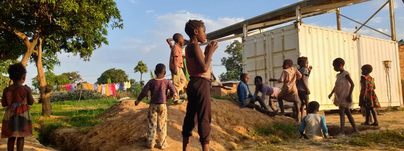Elförsörjning utanför fasta elnätet i Ngwerere i utkanten av Zambias huvudstad Lusaka, via Beyond the Grid Fund for Africa som erbjuder resultatbaserad finansiering. Foto: Sida