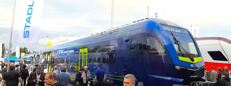 Stadlers nya RS ZERO på Innotrans 2024. Det är ett fordon som kan drivas helt med batteri eller med hjälp av vätgas. Foto: Markku Björkman