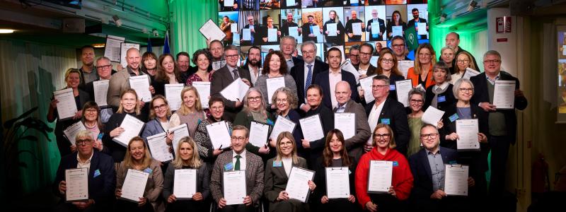 Klimatkontrakt 2030 signeras av den politiska ledningen i 2030-städerna och generaldirektörer från sex myndigheter samt Viable Cities ledning. Pressbild: energimyndigheten