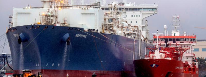 Stefan Sauer AP/TT: Ett skepp lastat med flytande fossilgas i Lubmin i norra Tyskland. Arkivbild.