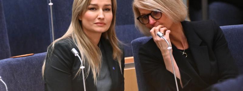 Claudio Bresciani/TT: Energi- och näringsminister Ebba Busch (KD) och finansminister Elisabeth Svantesson (M) meddelar nu att regeringens ambition är att företagen i södra och mellersta Sverige ska kunna börja söka elstöd den 30 maj, sju månader efter datumet i löftet i valrörelsen om en modell på plats den 1 november. Arkivbild.